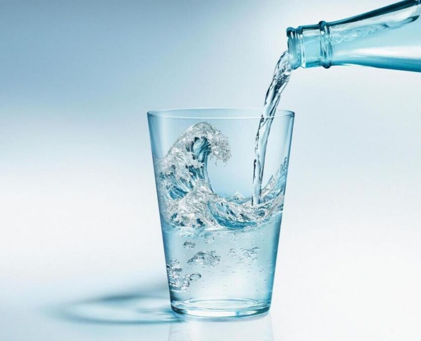 Selama diet minum Anda perlu minum banyak air bersih