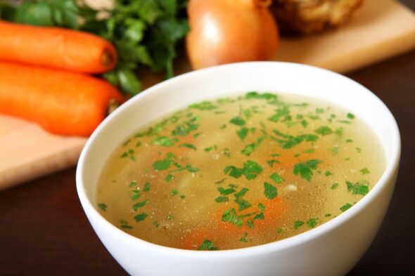 Sup kaldu daging merupakan sajian lezat dalam menu diet minum