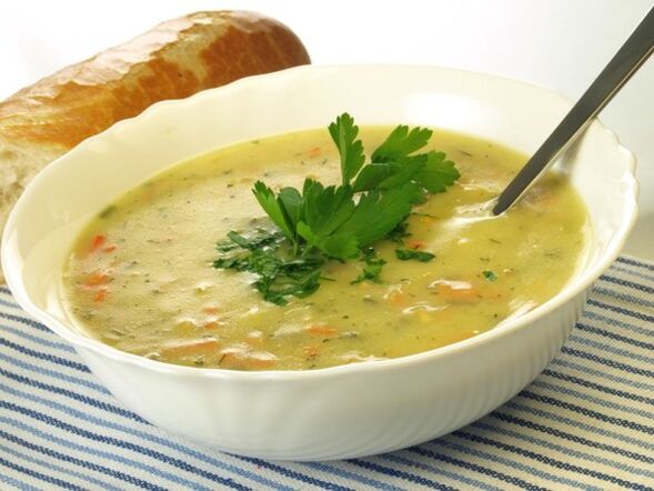 Sup pure sayuran dengan lobak dalam menu diet minum untuk menurunkan berat badan