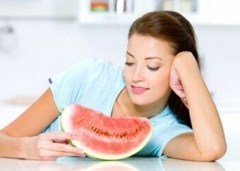 Seorang gadis mengikuti diet semangka untuk melawan kelebihan berat badan. 