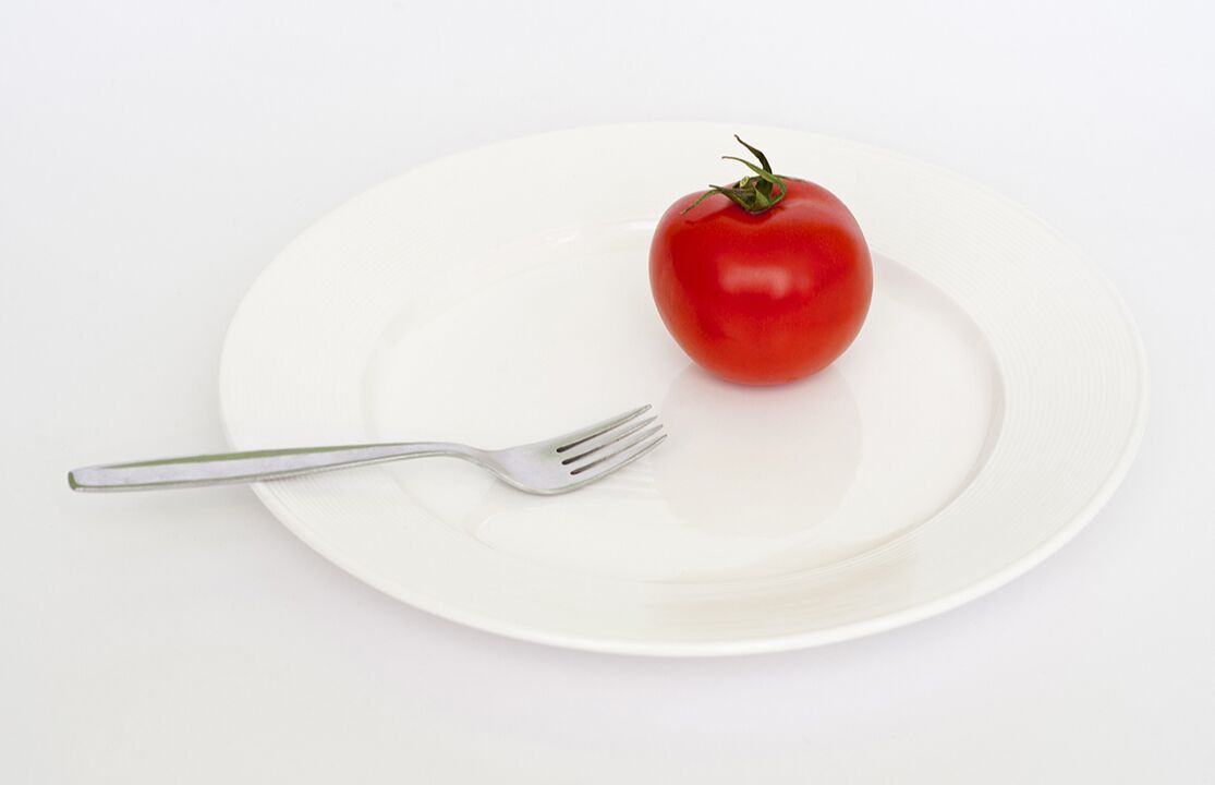 tomat dengan garpu di piring